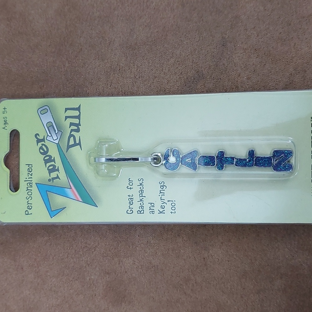 👝 Caitlin Zipper pull